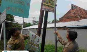 Satpol PP Pati Bersihkan Reklame Liar Kota/ Humas Pemkab Pati