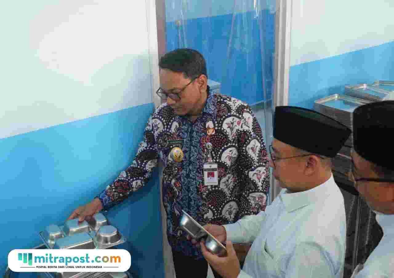 Plt. Bupati Pati, Risma Ardhi Chandra saat menyambangi SPPG di Pati/humas Pemkab Pati Satgas MBG