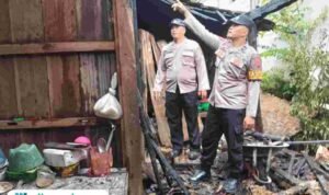 Petugas saat meninjau lokasi kebakaran rumah/polres Grobogan