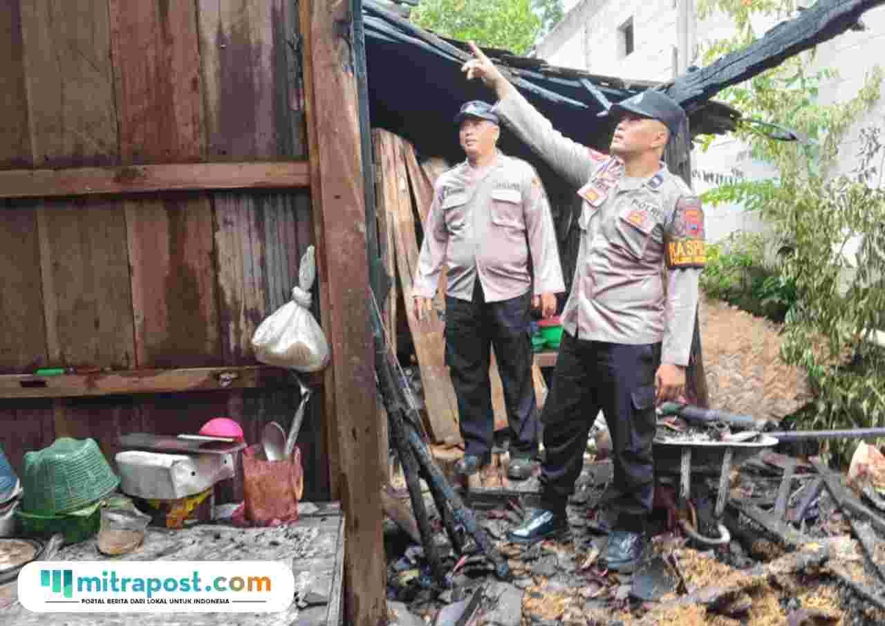 Petugas saat meninjau lokasi kebakaran rumah/polres Grobogan