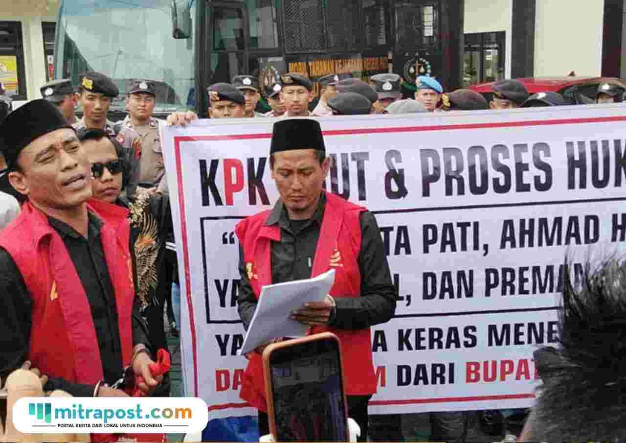 Foto : Supriyono alias Botok dan Teguh Istiyanto menemui masa Aliansi Masyarakat Pati Bersatu (AMPB). (Sumber. Mitrapost.com/ Ilham)