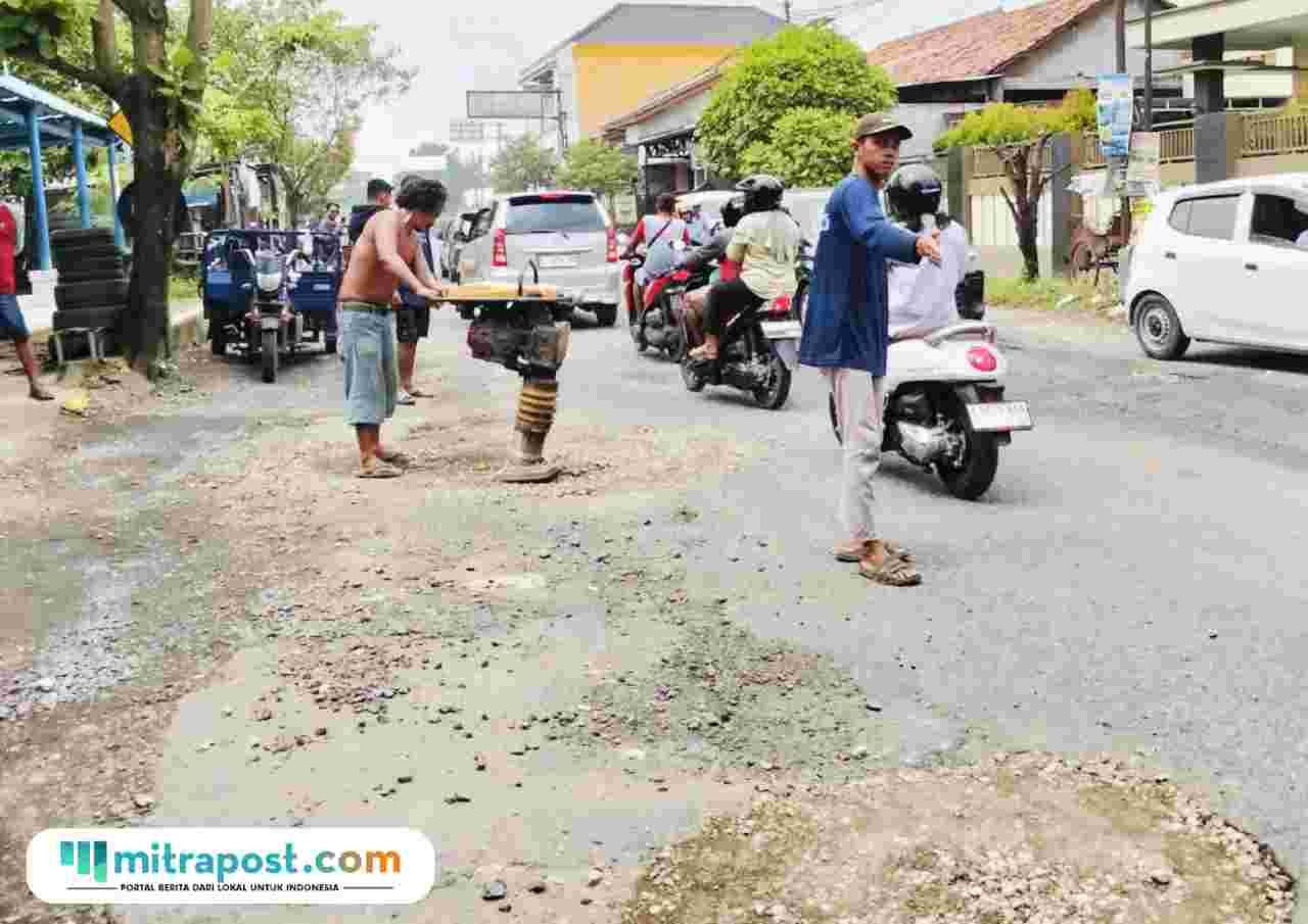 Foto : Warga desa Blaru melakukan swadaya tambal jalan berlubang. (Sumber. Mitrapost.com/ Ilham)