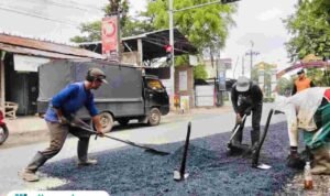 Foto : Perbaikan jalan Pati-Kayen tepat Desa Blaru Kecamatan Pati. (Sumber. Mitrapost.com/ Ilham)