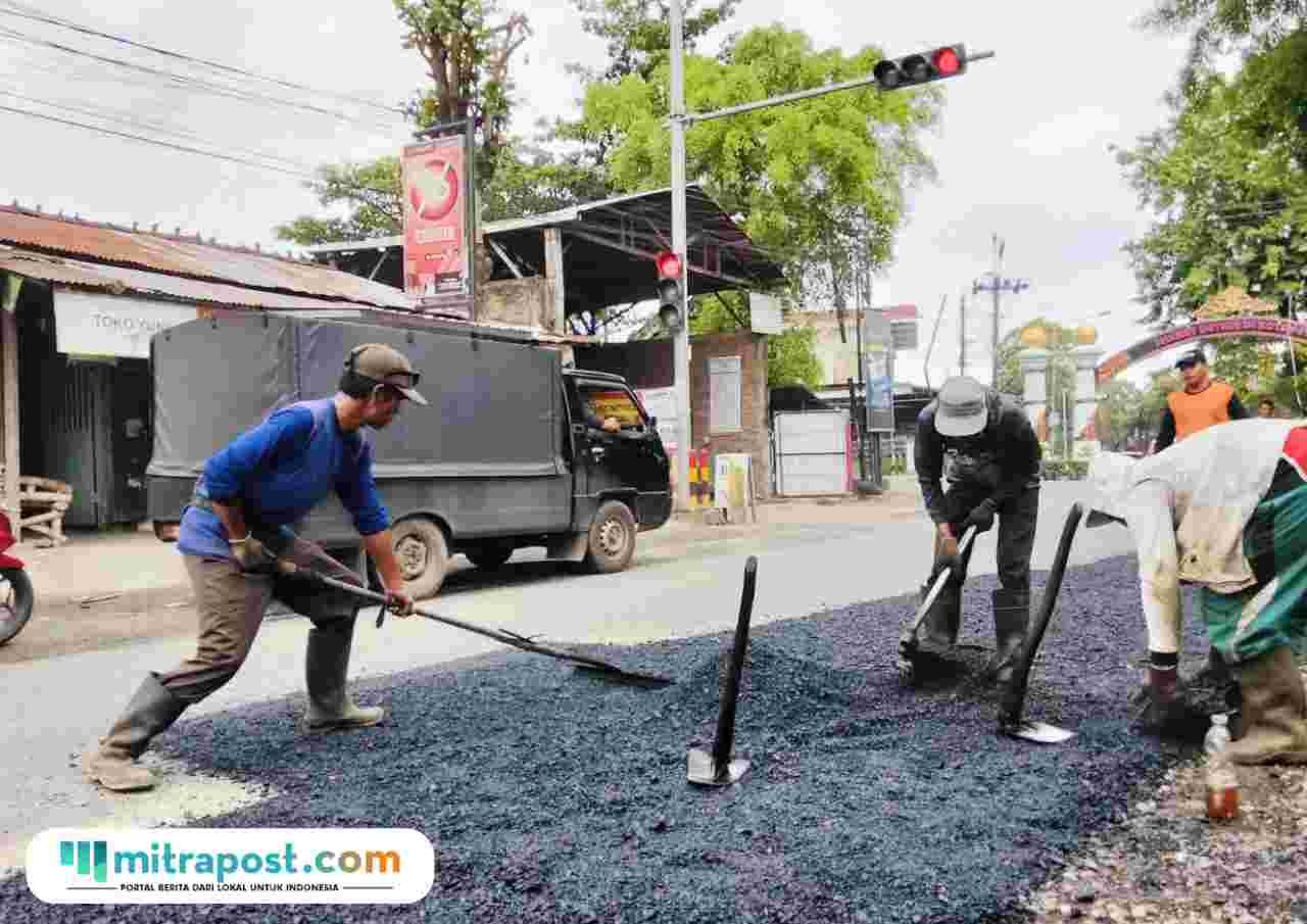 Foto : Perbaikan jalan Pati-Kayen tepat Desa Blaru Kecamatan Pati. (Sumber. Mitrapost.com/ Ilham)