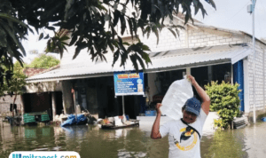 Foto : Warga Desa Tondomulyo, Kecamatan Jakenan memaanggul galon berisi air, belum lama ini. (Sumber. Mitrapost.com/ Ilham)
