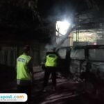 Foto : Kondisi mobil Toyota kijang terbakar di pintu keluar SPBU Wedarijaksa, Sabtu (28/02/2026) pukul 01.30 WIB. (Dok. Polsek Wedarijaksa Pati)