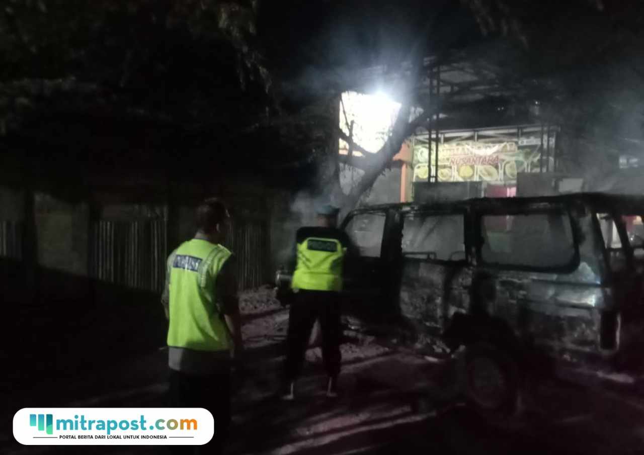 Foto : Kondisi mobil Toyota kijang terbakar di pintu keluar SPBU Wedarijaksa, Sabtu (28/02/2026) pukul 01.30 WIB. (Dok. Polsek Wedarijaksa Pati)