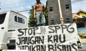Foto : Aksi demonstrasi di depan Dapur SPPG Tlogowungu 1. (Sumber. Mitrapost.com/ Ilham)