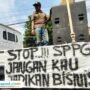 Foto : Aksi demonstrasi di depan Dapur SPPG Tlogowungu 1. (Sumber. Mitrapost.com/ Ilham)