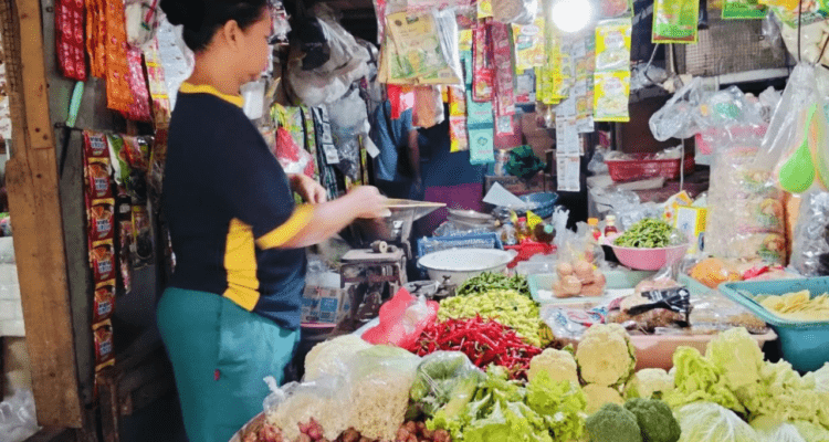 Foto : Pedagang di Pasar Puri Baru Pati mendasarkan kebutuhan bahan pokok. (Sumber. Mitrapost.com/ Ilham) Ramadan