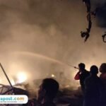 Foto : Pemadaman api di rumah warga Desa Kauman Kecamatan Juwana Kabupaten Pati, Selasa (24/02/2026) malam. (Dok. Damkar Kabupaten Pati)