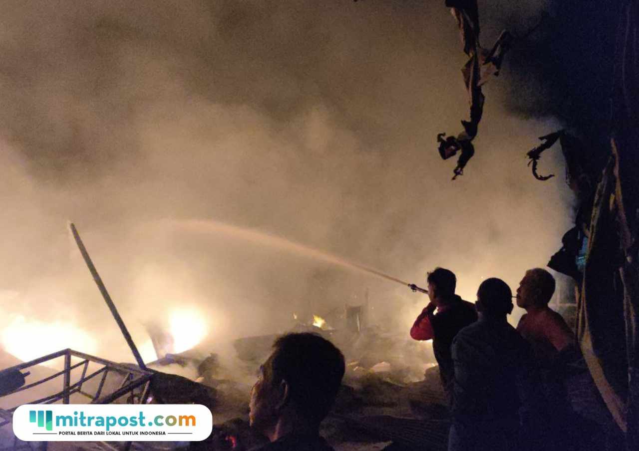 Foto : Pemadaman api di rumah warga Desa Kauman Kecamatan Juwana Kabupaten Pati, Selasa (24/02/2026) malam. (Dok. Damkar Kabupaten Pati)