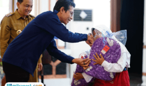 Foto : Pemberian santunan anak yatim di Pendopo Kabupaten Pati oleh PWI Pati. (Dok. Humas Pemkab Pati)