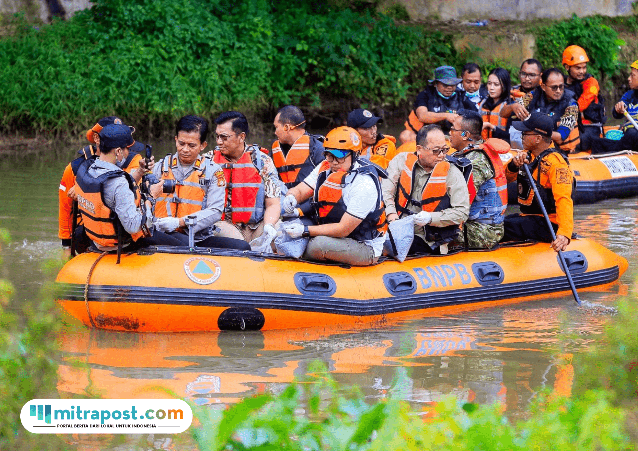 Pemkot Tangsel Tabur Karbon Aktif guna Angkat Residu Bahan Kimia di Sungai Cisadane