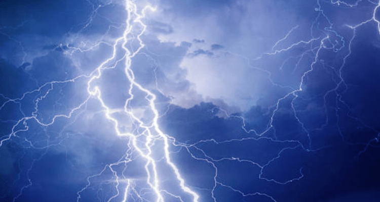 3 Warga Sleman Tersambar Petir saat Meneduh di Gubuk, 2 Tewas