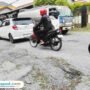 Foto : Jalan rusak sedang dilakukan penambalan di Jalan Pati-Kayen tepat Desa Blaru, belum lama ini. (Sumber. Mitrapost.com/ Ilham)