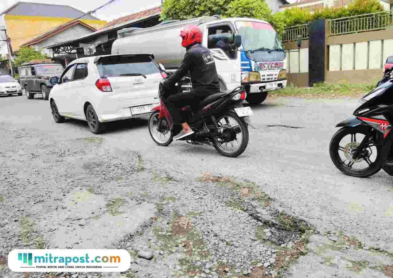Foto : Jalan rusak sedang dilakukan penambalan di Jalan Pati-Kayen tepat Desa Blaru, belum lama ini. (Sumber. Mitrapost.com/ Ilham)