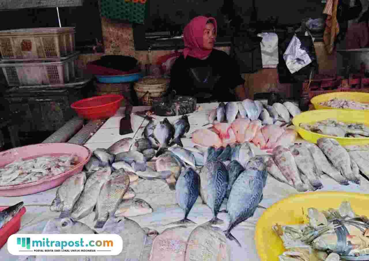 Foto : Penjual ikan di Pasar Puri Baru Pati. (Sumber. Mitrapost.com/ Ilham)