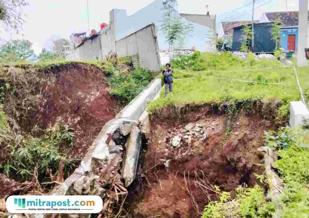 Foto : Kondisi talud jembatan ambrol di Desa Metaraman Kecamatan Margorejo, Senin (16/02/2026). (Sumber. Mitrapost.com/ Ilham)