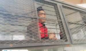 Foto : Teguh Istiyanto terlihat di dalam mobil tahanan Pengadilan Negeri Pati. (Sumber. Mitrapost.com/ Ilham)