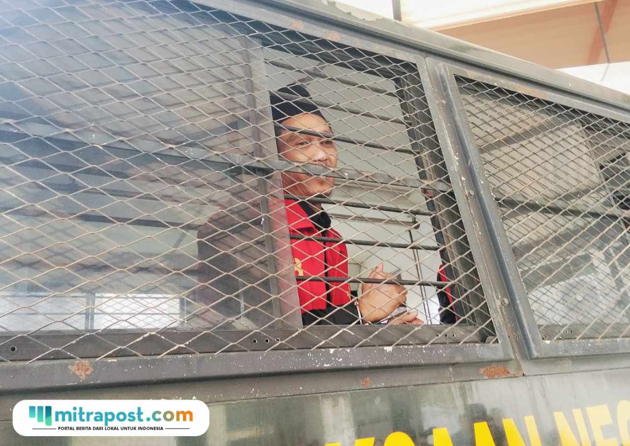 Foto : Teguh Istiyanto terlihat di dalam mobil tahanan Pengadilan Negeri Pati. (Sumber. Mitrapost.com/ Ilham)