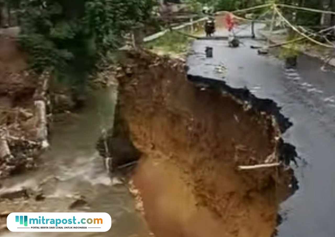 Foto : Talud dan jalan Sukolilo - Sumbersoko longsor (Tangkapan layar)
