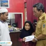 Kades Pamotan Ahmad Masykur Rukhani tengah memberikan bantuan sosial kepada warga yang membutuhkan/rembangkab Dana Desa Rembang