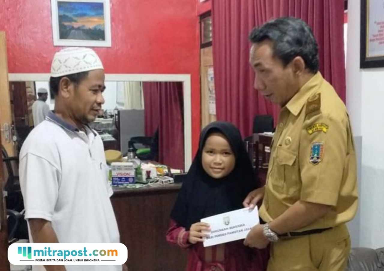 Kades Pamotan Ahmad Masykur Rukhani tengah memberikan bantuan sosial kepada warga yang membutuhkan/rembangkab Dana Desa Rembang