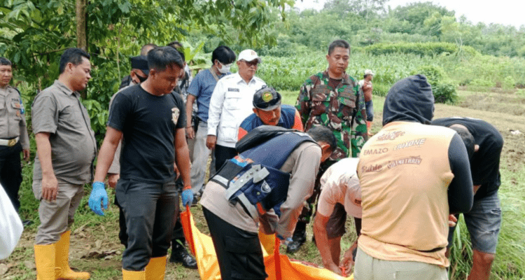 Mayat Pria Tanpa Identitas Ditemukan Mengapung di Sungai Desa Semirejo Pati