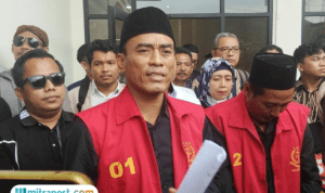 Foto : Terdakwa kasus pemblokiran jalan Pantura Pati-Rembang saat keluar dari ruang persidangan. (Sumber. Mitrapost.com/ Ilham)