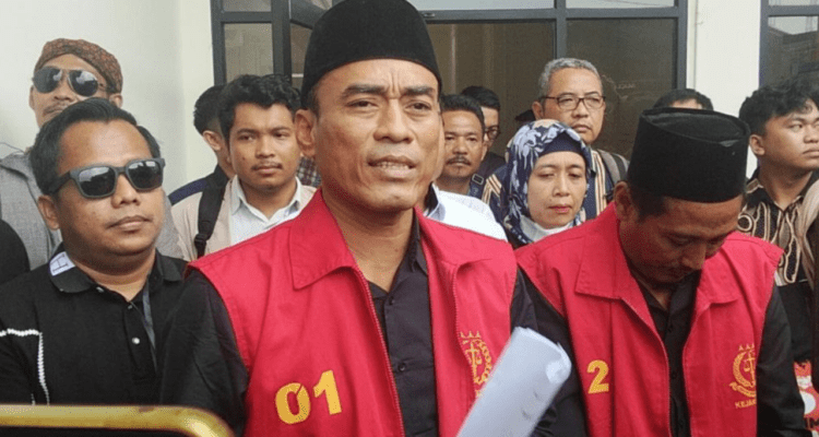 Foto : Terdakwa kasus pemblokiran jalan Pantura Pati-Rembang saat keluar dari ruang persidangan. (Sumber. Mitrapost.com/ Ilham) Botok Cs