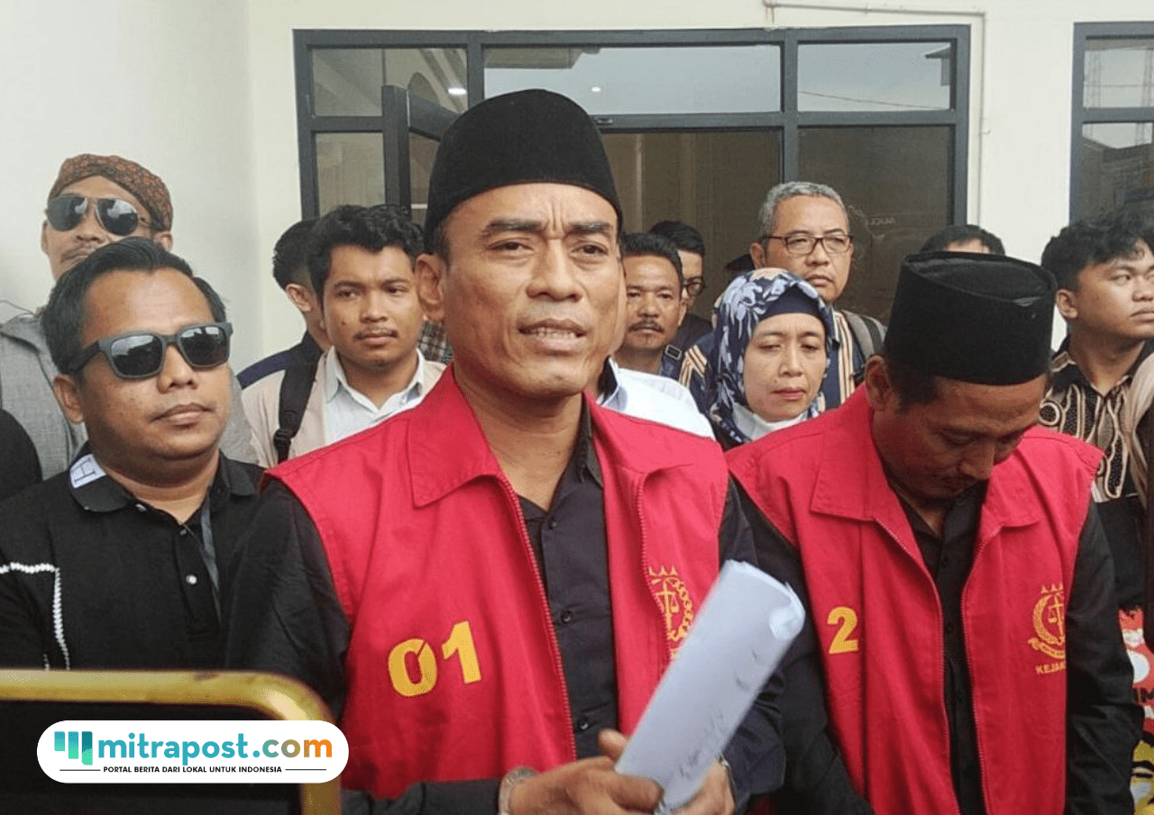 Foto : Terdakwa kasus pemblokiran jalan Pantura Pati-Rembang saat keluar dari ruang persidangan. (Sumber. Mitrapost.com/ Ilham) Botok Cs