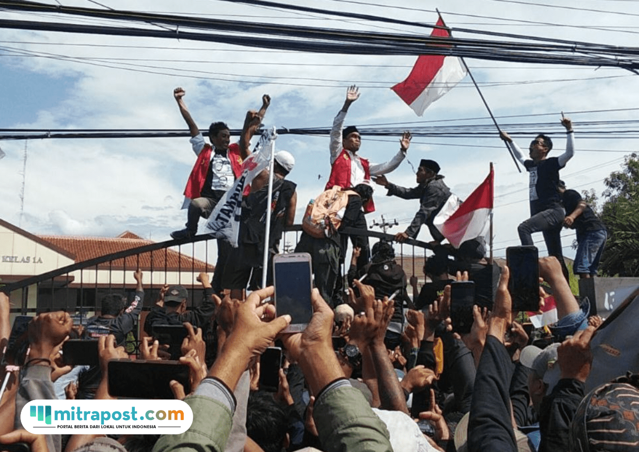Foto : Supriyono alias Botok dan Teguh Istiyanto usai menjalani persidangan di PN Kelas IA Pati. (Sumber. Mitrapost.com/ Ilham)