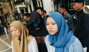 Foto : Perwakilan keluarga korban mendatangi Polresta Pati minta diusut tuntas kasus tongtek berujung maut di Desa Talun. (Sumber. Mitrapost.com/ Ilham)