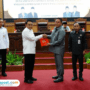Foto : Penyerahan laporan hasil Reses Tahap III tahun 2025 kepada Plt Bupati Pati, Risma Ardhi Chandra. (Dok. Humas DPRD Kabupaten Pati) Pemkab Pati