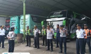 Foto : Dishub Pati lakukan Ramp Check di PO Syakira Perdana. (Sumber. Mitrapost.com/ Ilham)