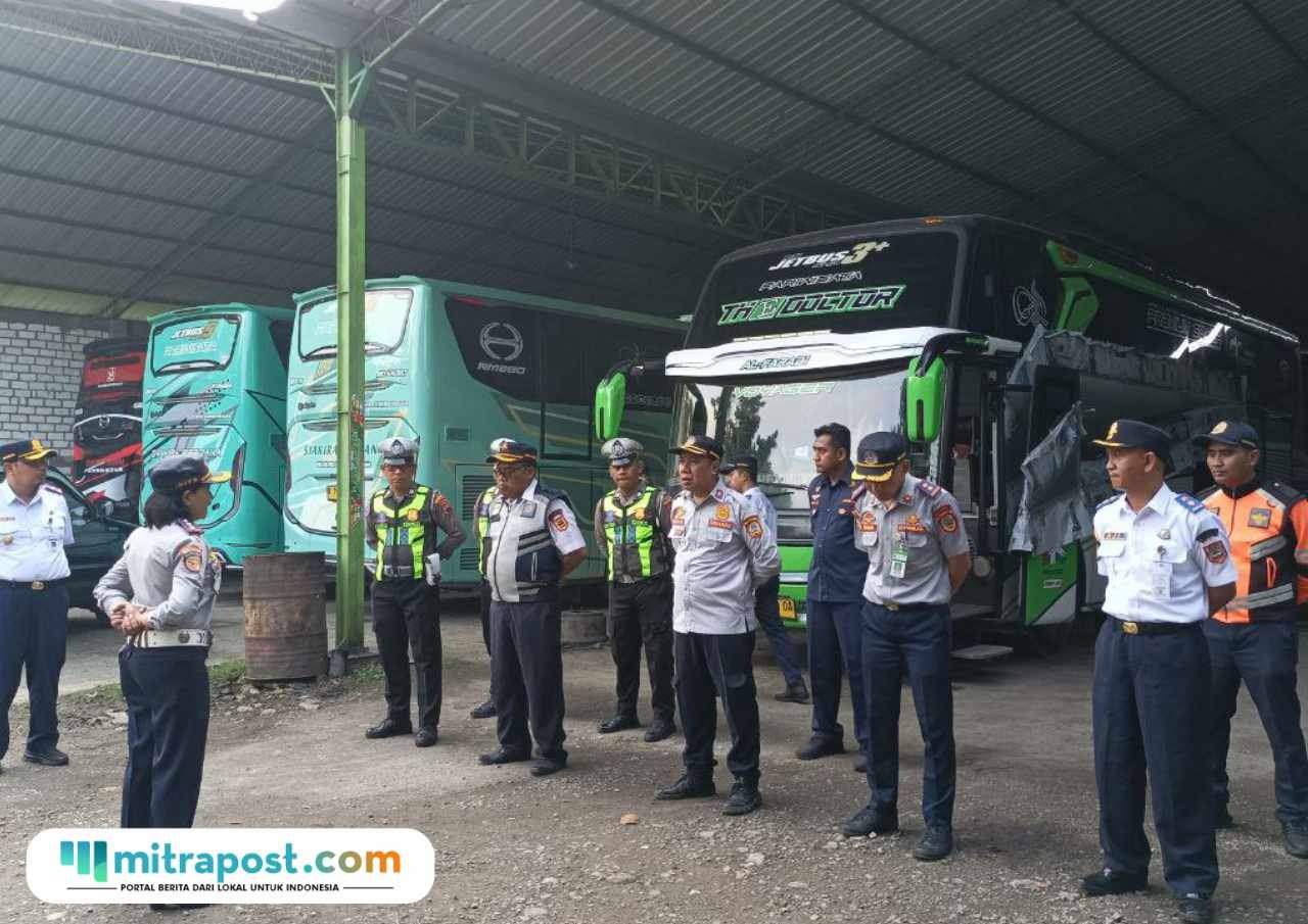 Foto : Dishub Pati lakukan Ramp Check di PO Syakira Perdana. (Sumber. Mitrapost.com/ Ilham)