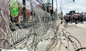 Foto : Kawat Berduri dipasang di depan PN Kelas IA Pati oleh Kepolisian Pati, Rabu (04/03/2026). (Sumber. Mitrapost.com/ Ilham)