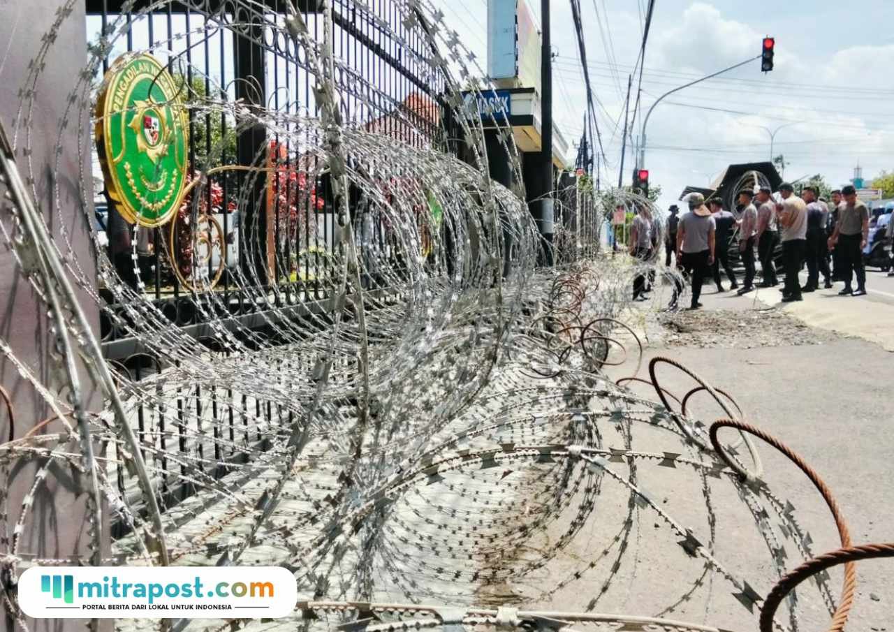 Foto : Kawat Berduri dipasang di depan PN Kelas IA Pati oleh Kepolisian Pati, Rabu (04/03/2026). (Sumber. Mitrapost.com/ Ilham)