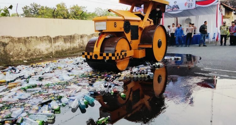 Jelang Lebaran, 5.475 Miras Ilegal Hasil Operasi Pekat di Pati Dimusnahkan