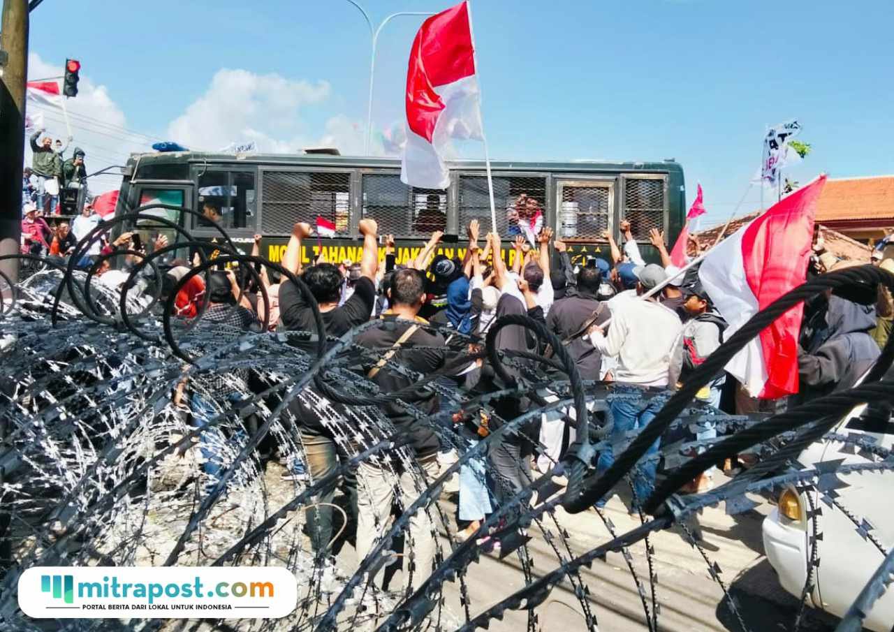 Foto : Suasana di depan PN Kelas IA Pati. (Sumber. Mitrapost.com/ Ilham) AMPB