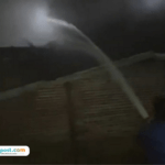 Foto : Proses pemadaman api di SDN 03 Kutoharjo Kecamatan Pati Kabupaten Pati, Sabtu (28/02/2026) malam. (Dok. Damkar Satpol PP Kabupaten Pati). 