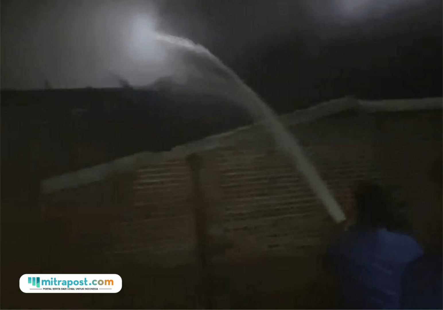 Foto : Proses pemadaman api di SDN 03 Kutoharjo Kecamatan Pati Kabupaten Pati, Sabtu (28/02/2026) malam. (Dok. Damkar Satpol PP Kabupaten Pati). 