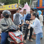 Foto : KSH bersama PWI Kabupaten Pati tengah membagikan takjil di Alun-alun Simpang Lima Pati. (Sumber. Mitrapost.com/ Ilham)