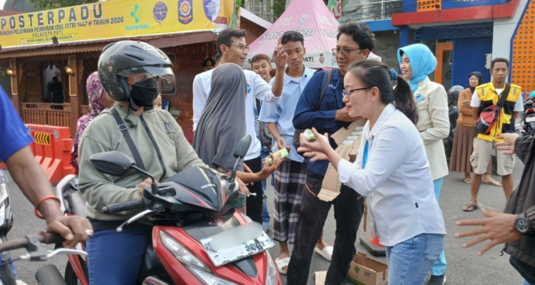 Foto : KSH bersama PWI Kabupaten Pati tengah membagikan takjil di Alun-alun Simpang Lima Pati. (Sumber. Mitrapost.com/ Ilham)
