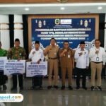 Foto : Penyerahan simbolis bantuan kesejahteraan kepada Guru TPQ hingga Pengelola Pondok Pesantren di Pendopo Kabupaten Pati. (Sumber. Mitrapost.com/ Ilham)