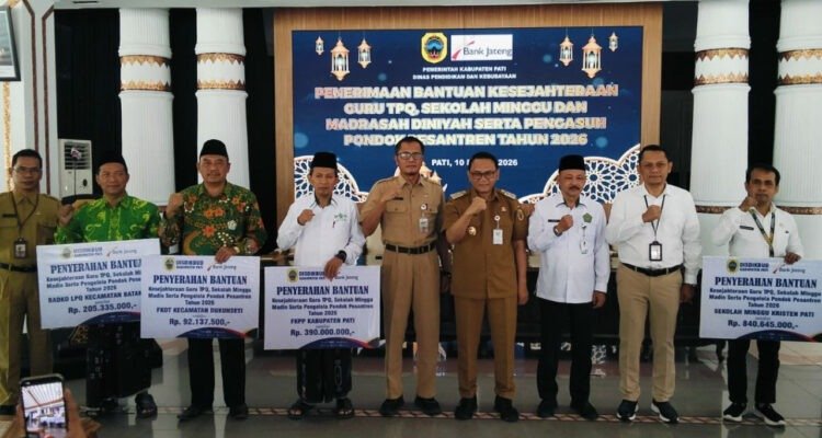 Foto : Penyerahan simbolis bantuan kesejahteraan kepada Guru TPQ hingga Pengelola Pondok Pesantren di Pendopo Kabupaten Pati. (Sumber. Mitrapost.com/ Ilham)