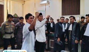 Foto : Dua terdakwa kasus pemblokiran jalan Pantura Pati-Rembang tepat Desa Widorokandang menjalani proses vonis persidangan di Ruang Cakra PN Kelas IA Pati. (Sumber. Mitrapost.com/ Ilham)