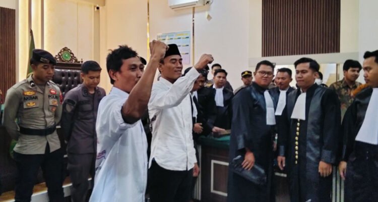 Foto : Dua terdakwa kasus pemblokiran jalan Pantura Pati-Rembang tepat Desa Widorokandang menjalani proses vonis persidangan di Ruang Cakra PN Kelas IA Pati. (Sumber. Mitrapost.com/ Ilham)