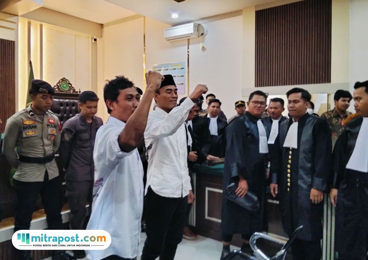 Foto : Dua terdakwa kasus pemblokiran jalan Pantura Pati-Rembang tepat Desa Widorokandang menjalani proses vonis persidangan di Ruang Cakra PN Kelas IA Pati. (Sumber. Mitrapost.com/ Ilham)